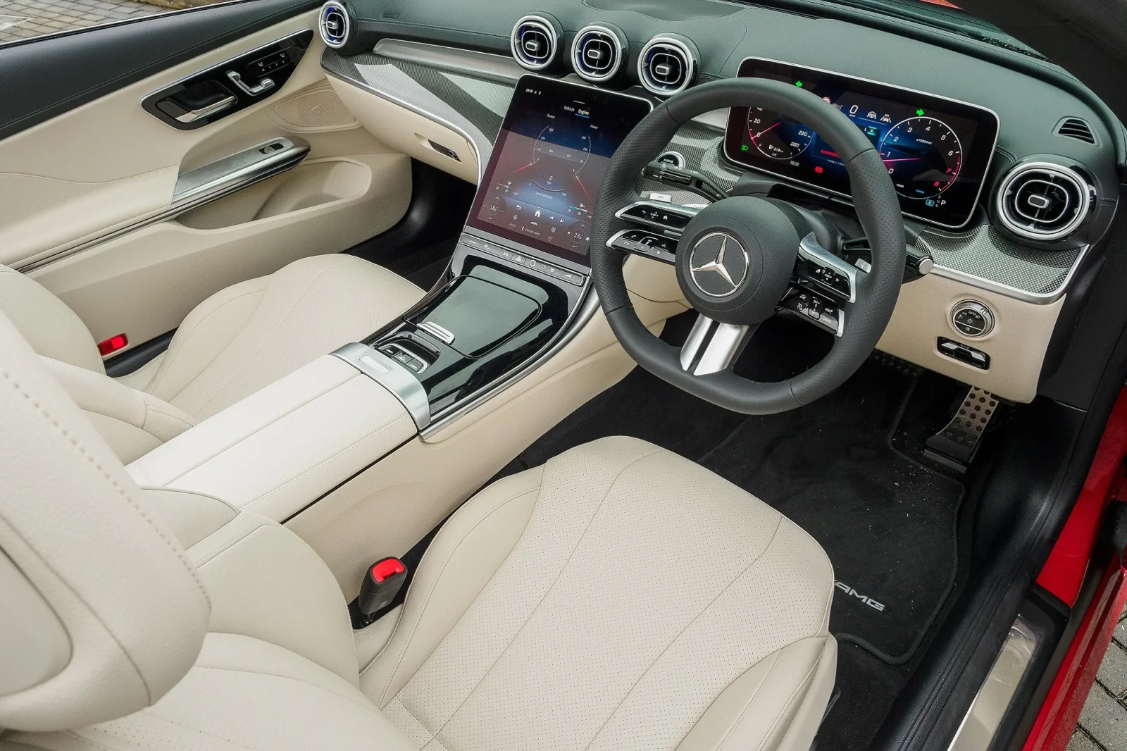 Huren Mercedes-Benz CLE-Class 200 Rood 2025 in Dubai - 3 