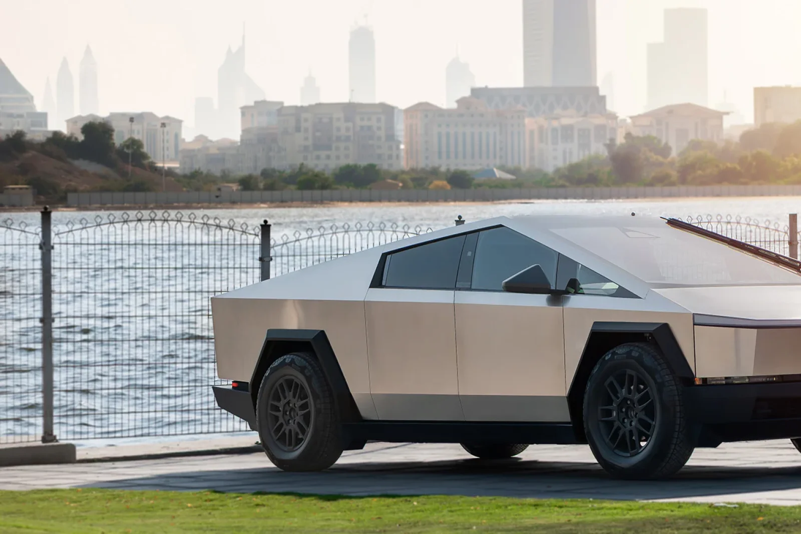 Huren Tesla Cybertruck  Zilver 2024 in Dubai - 19 
