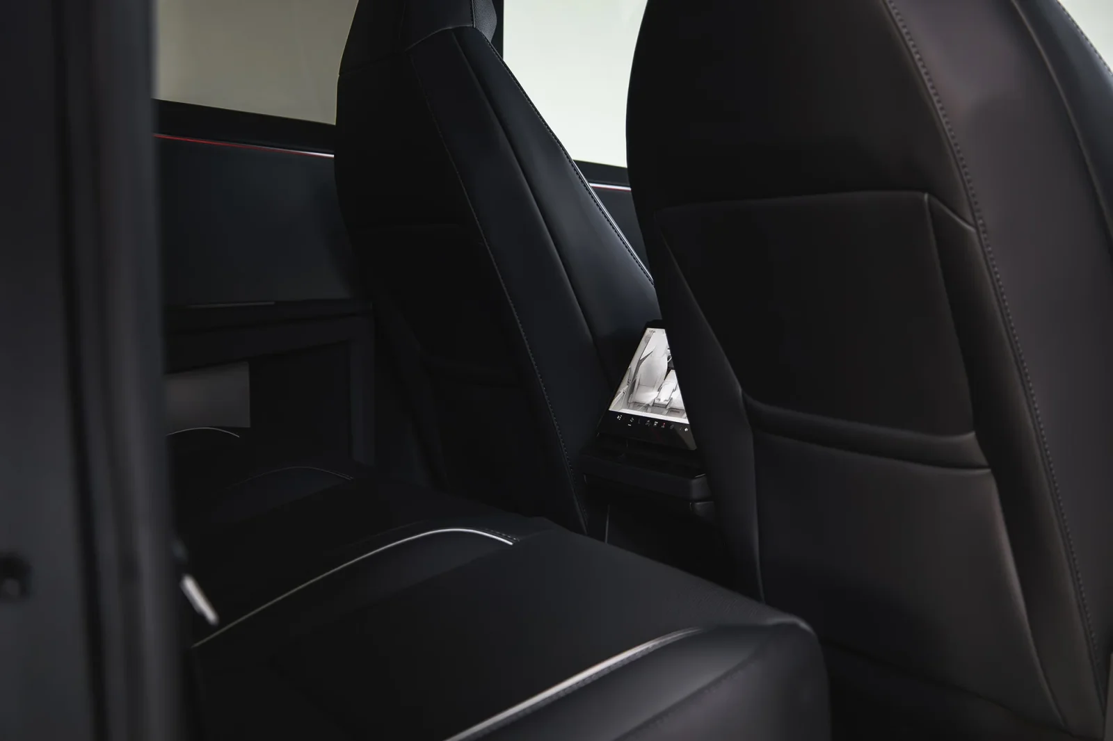 Huren Tesla Cybertruck  Zilver 2024 in Dubai - 10 