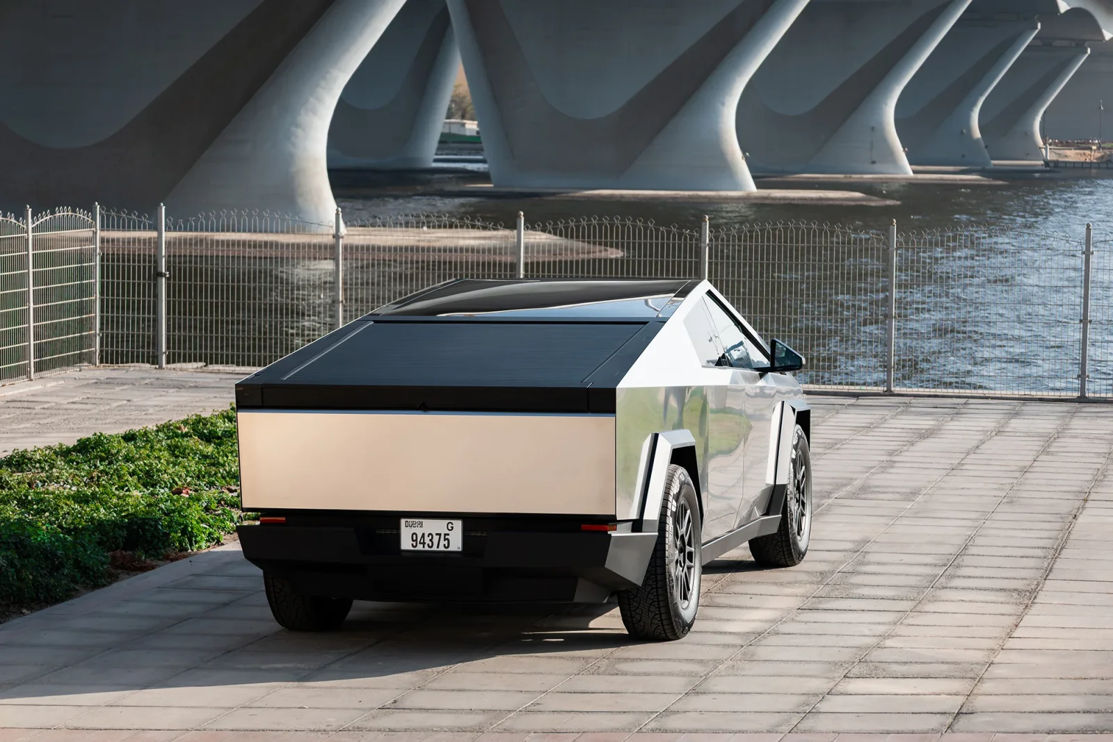 Huren Tesla Cybertruck  Zilver 2024 in Dubai - 15 