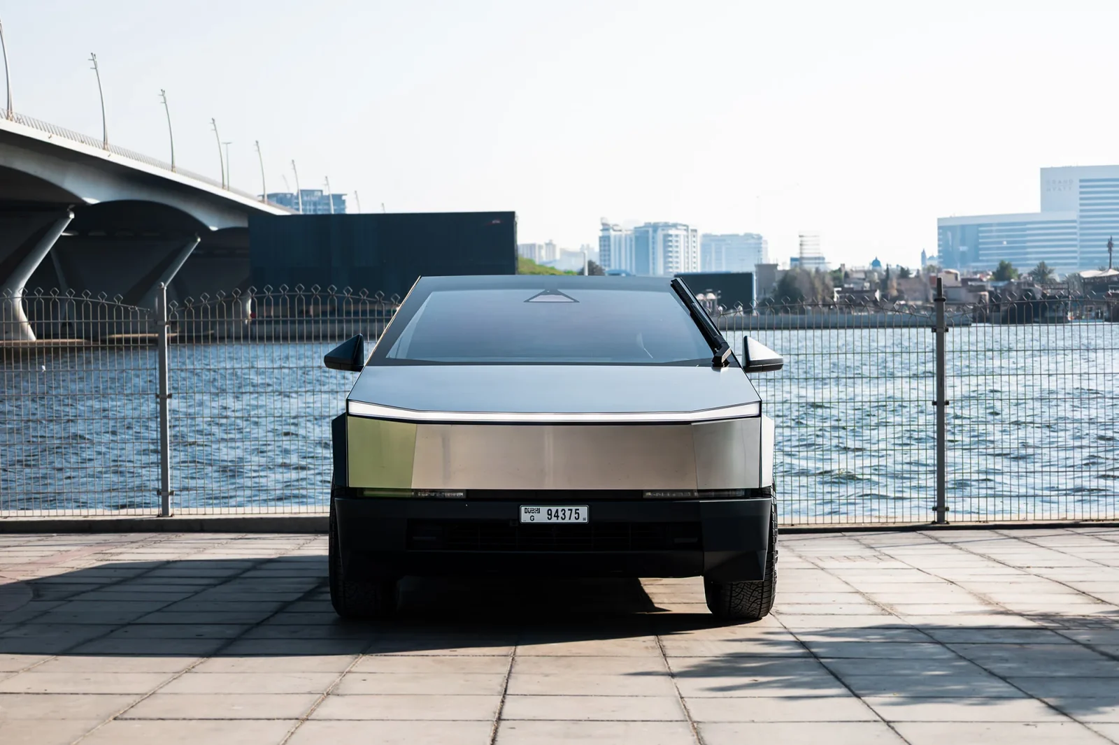 Huren Tesla Cybertruck  Zilver 2024 in Dubai - 8 