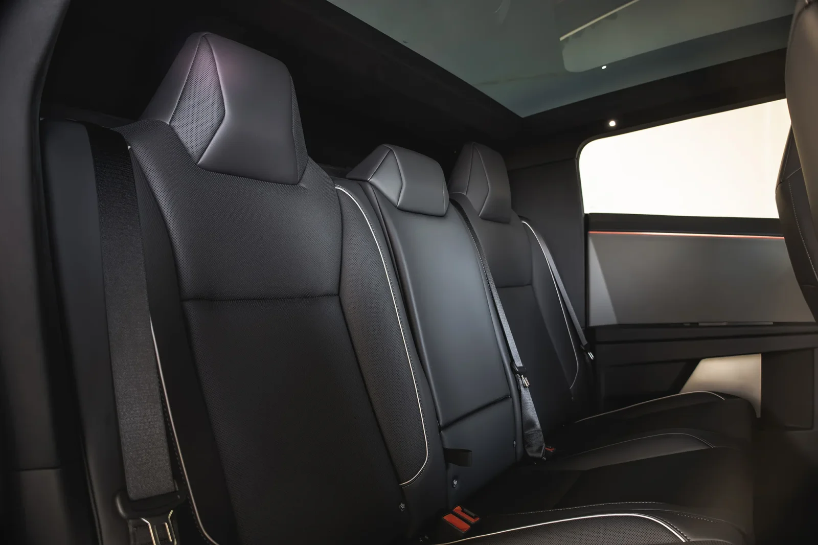 Huren Tesla Cybertruck  Zilver 2024 in Dubai - 11 