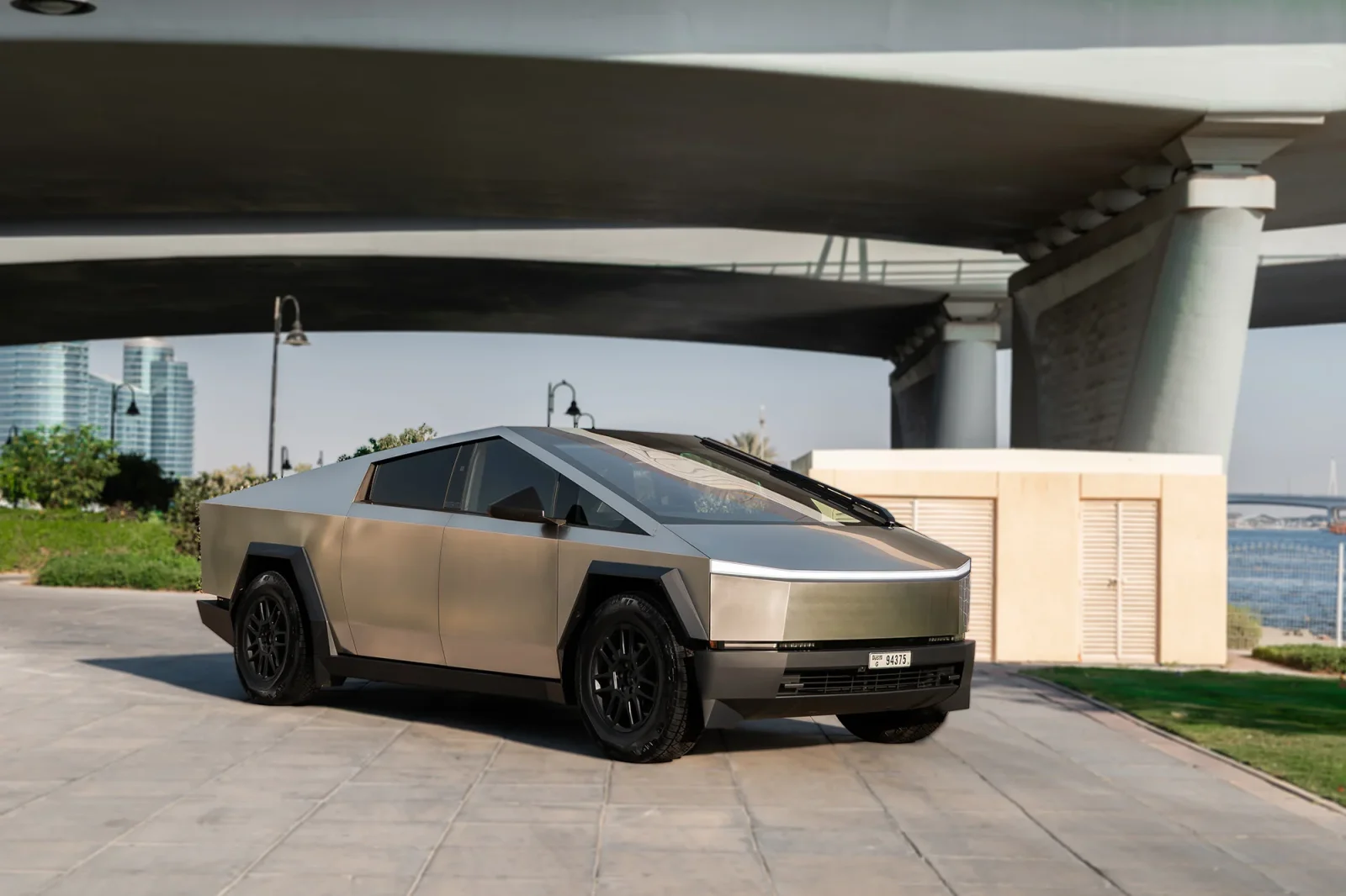 Huren Tesla Cybertruck  Zilver 2024 in Dubai - 2 