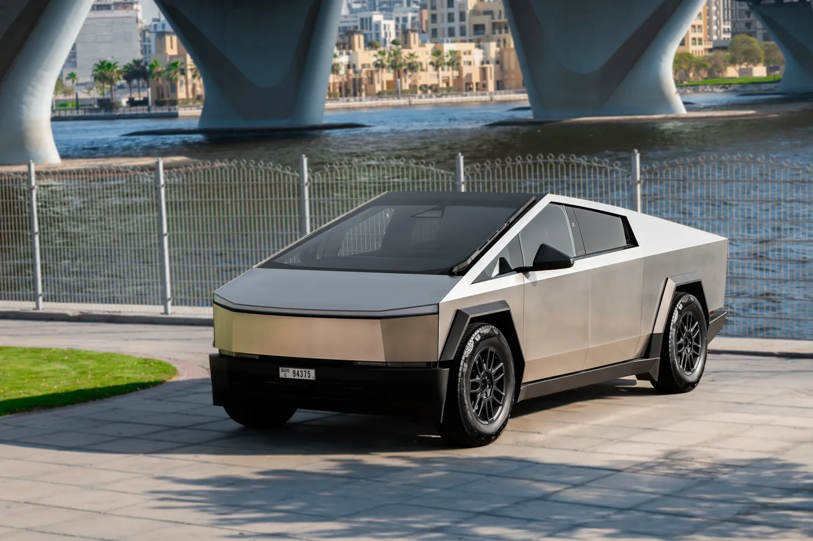 Huren Tesla Cybertruck  Zilver 2024 in Dubai - 17 