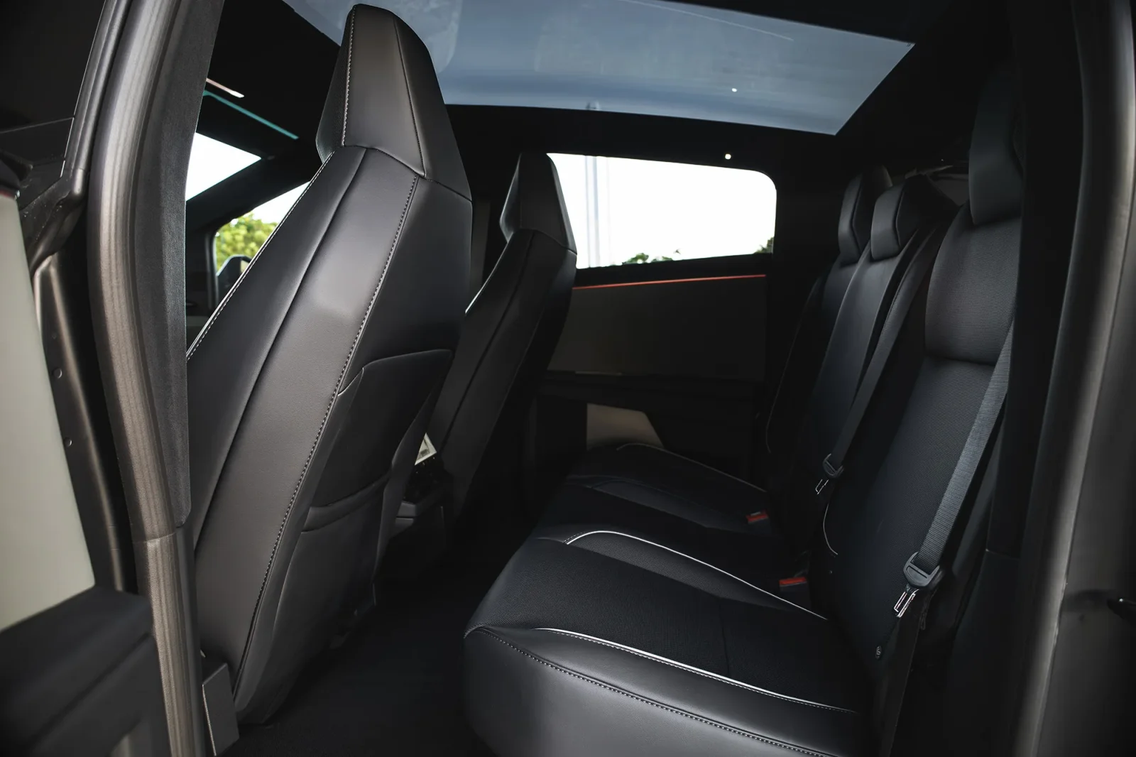 Huren Tesla Cybertruck  Zilver 2024 in Dubai - 12 