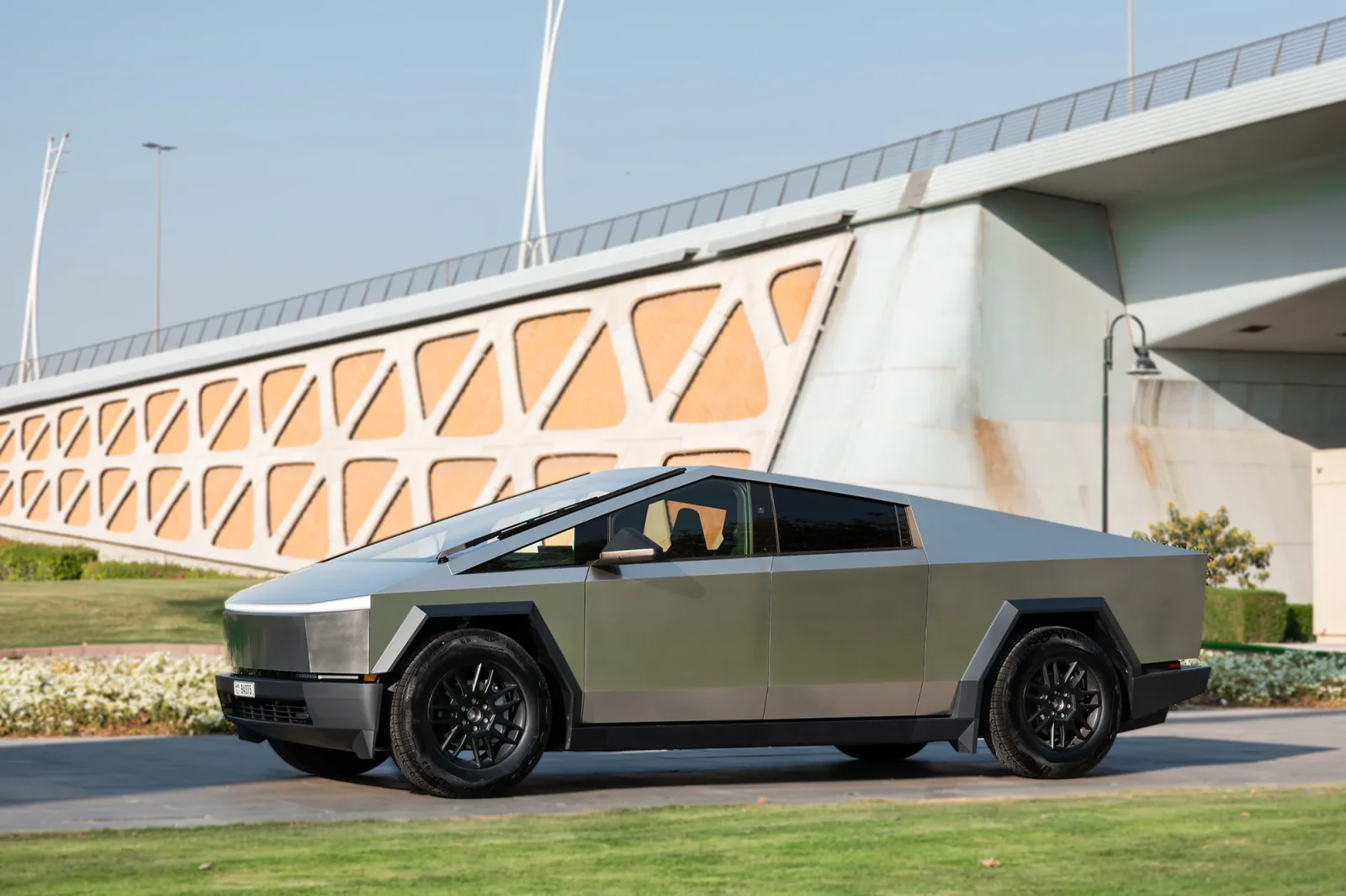 Huren Tesla Cybertruck  Zilver 2024 in Dubai - 7 