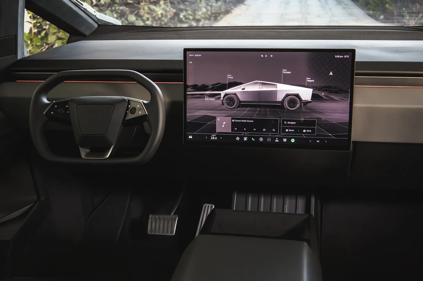 Huren Tesla Cybertruck  Zilver 2024 in Dubai - 5 