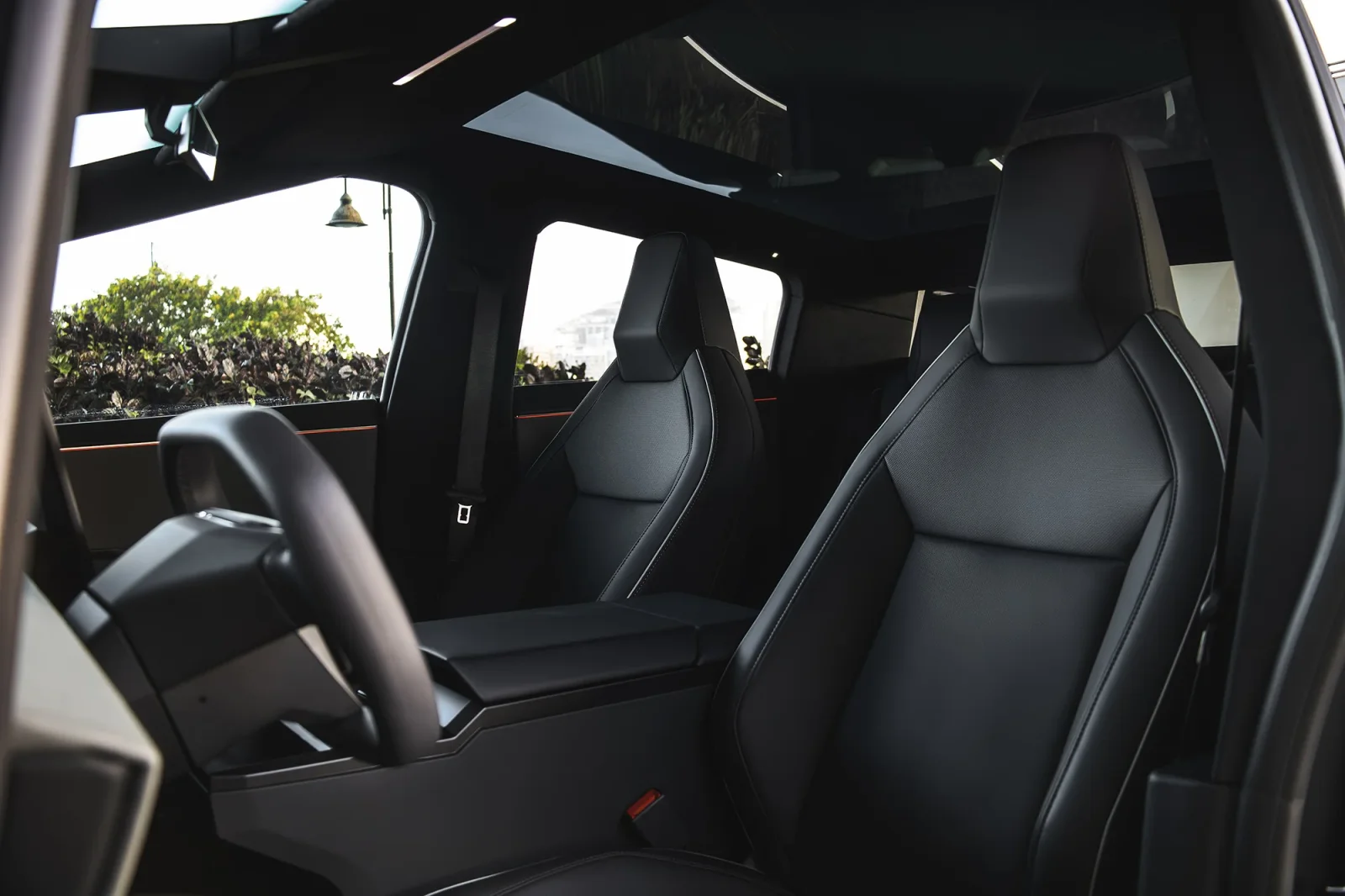 Huren Tesla Cybertruck  Zilver 2024 in Dubai - 3 