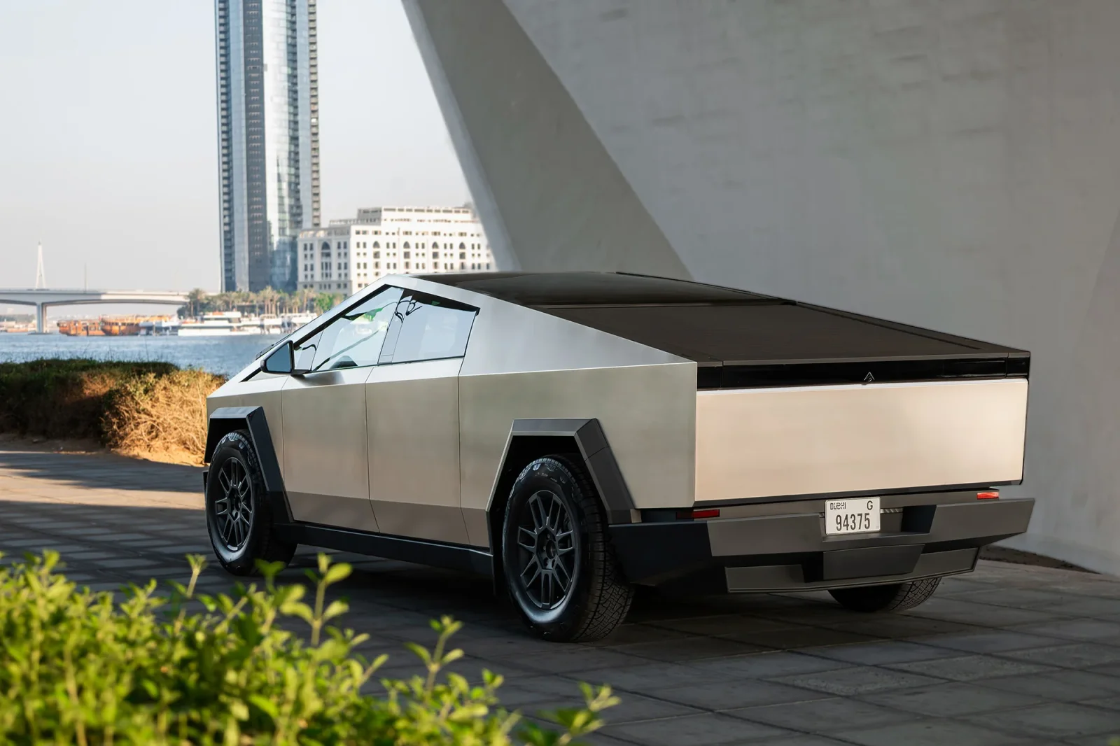 Huren Tesla Cybertruck  Zilver 2024 in Dubai - 14 
