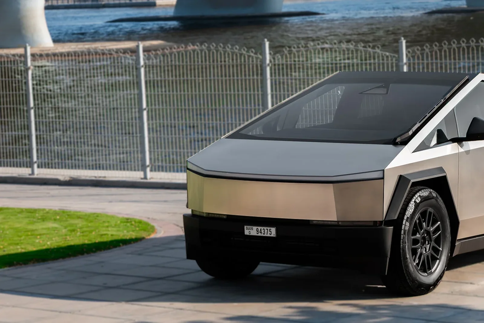 Huren Tesla Cybertruck  Zilver 2024 in Dubai - 18 