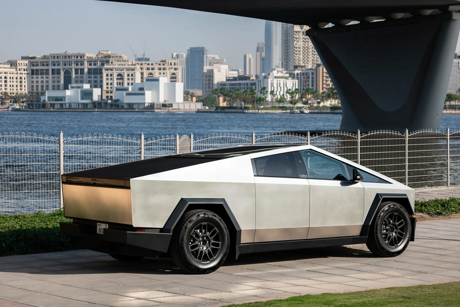 Huren Tesla Cybertruck  Zilver 2024 in Dubai - 13 