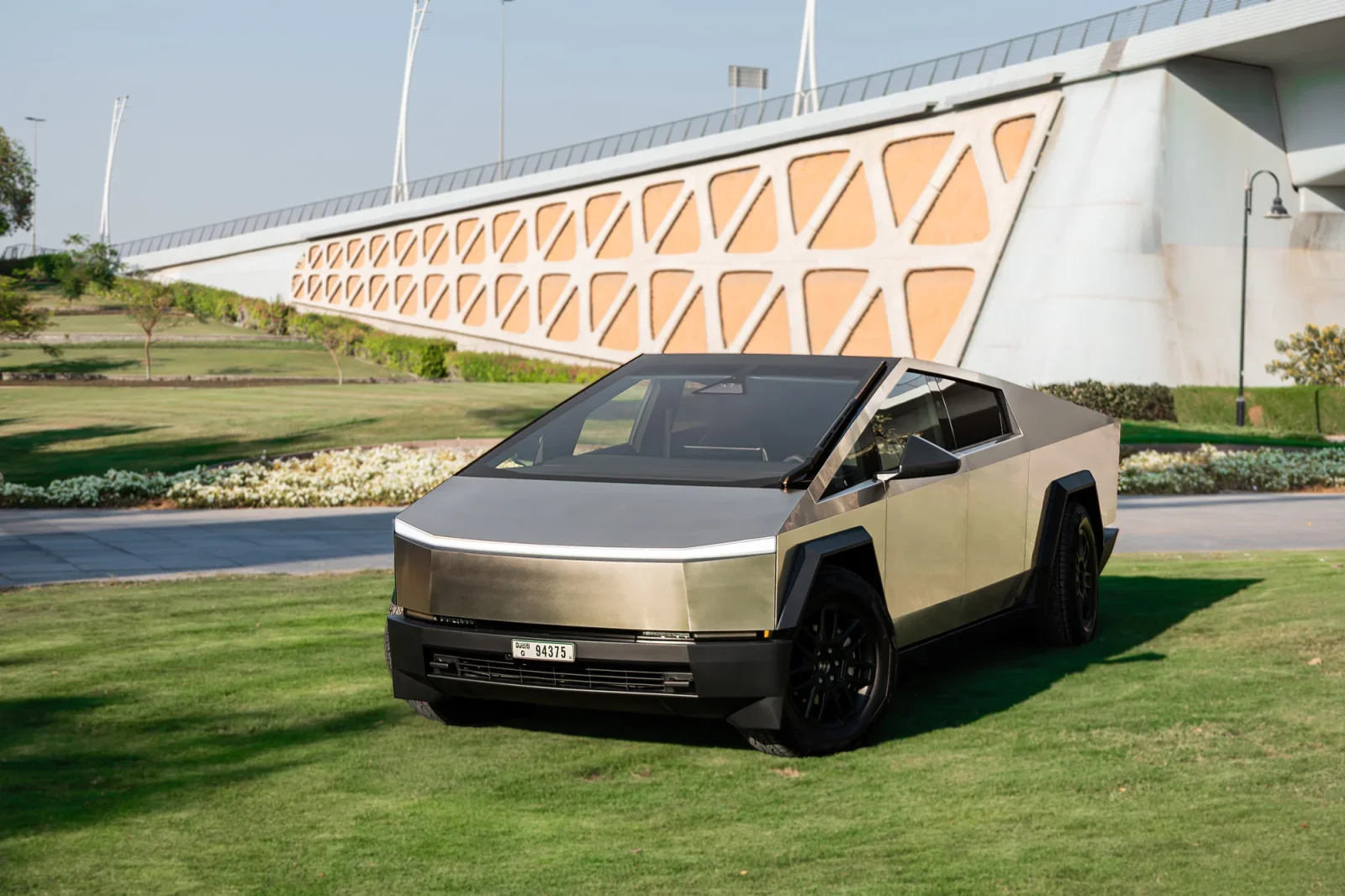 Huren Tesla Cybertruck  Zilver 2024 in Dubai - 9 