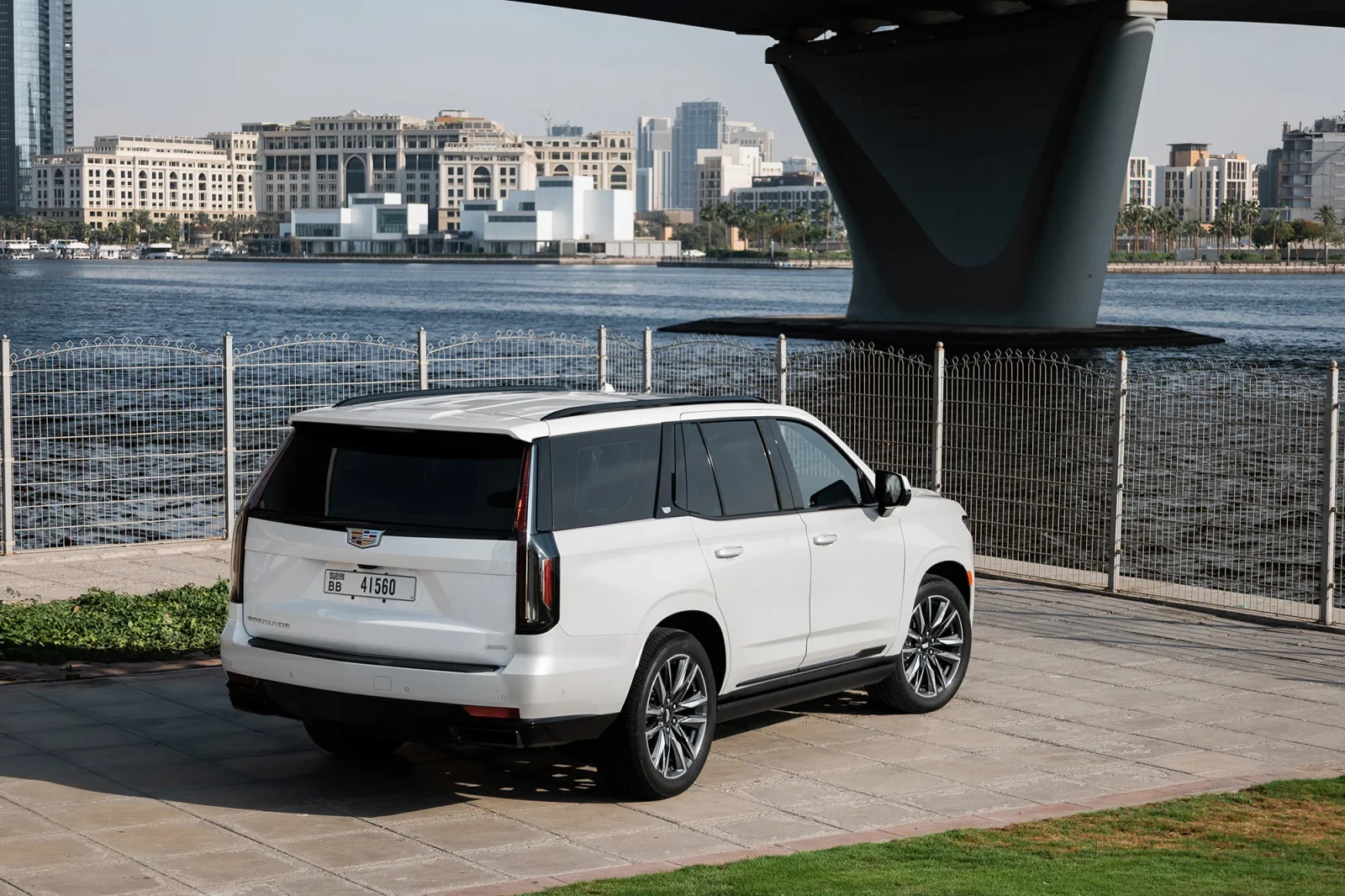 Kiralık Cadillac Escalade  Beyaz 2025 içinde Dubai - 2 