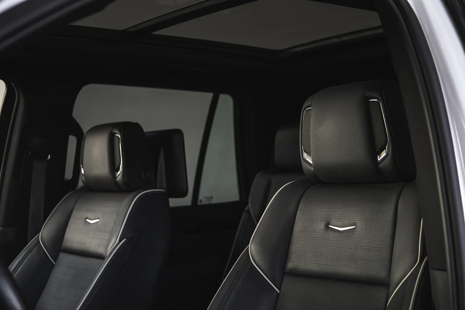 Kiralık Cadillac Escalade  Beyaz 2025 içinde Dubai - 8 