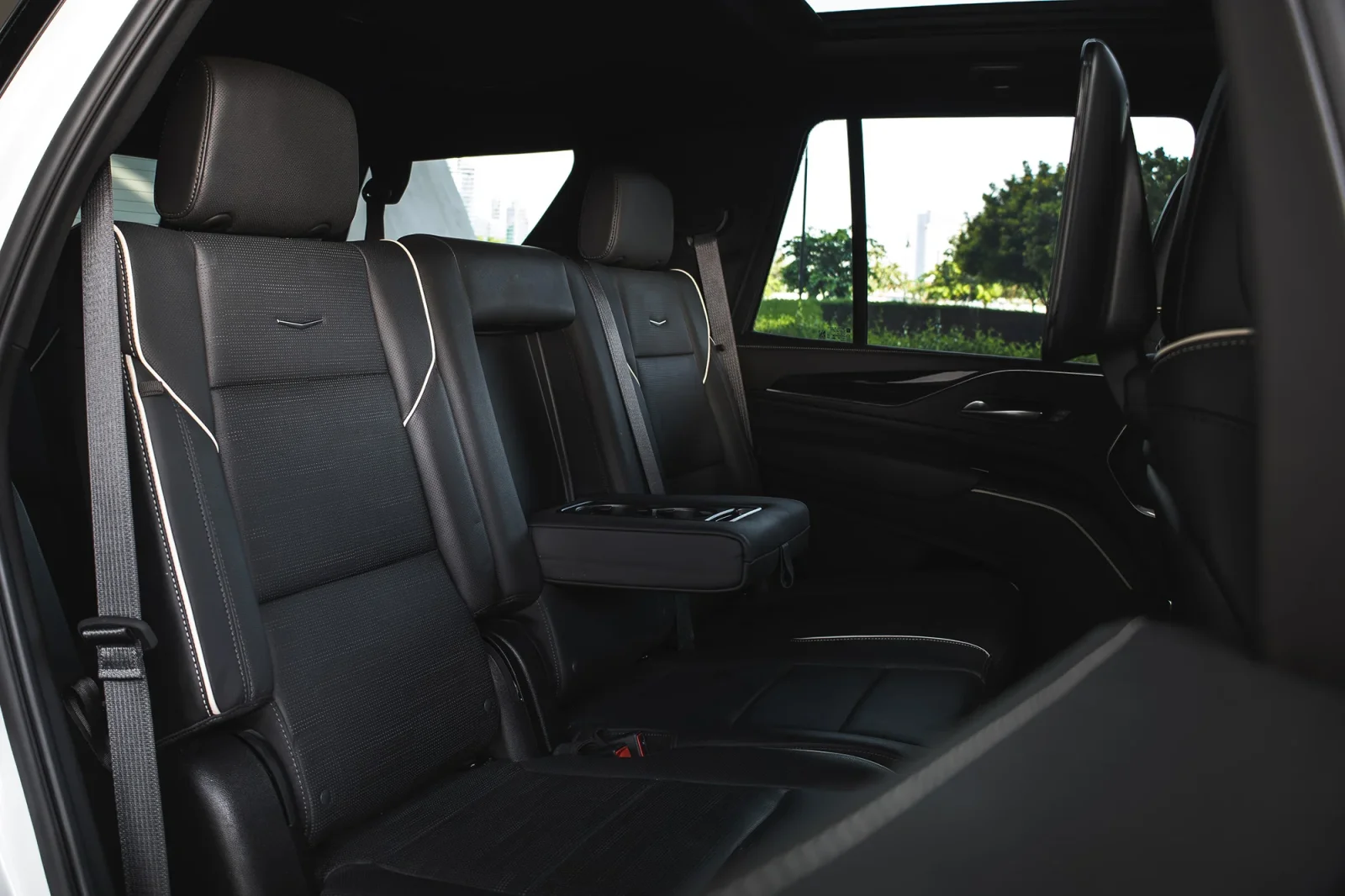 Kiralık Cadillac Escalade  Beyaz 2025 içinde Dubai - 7 