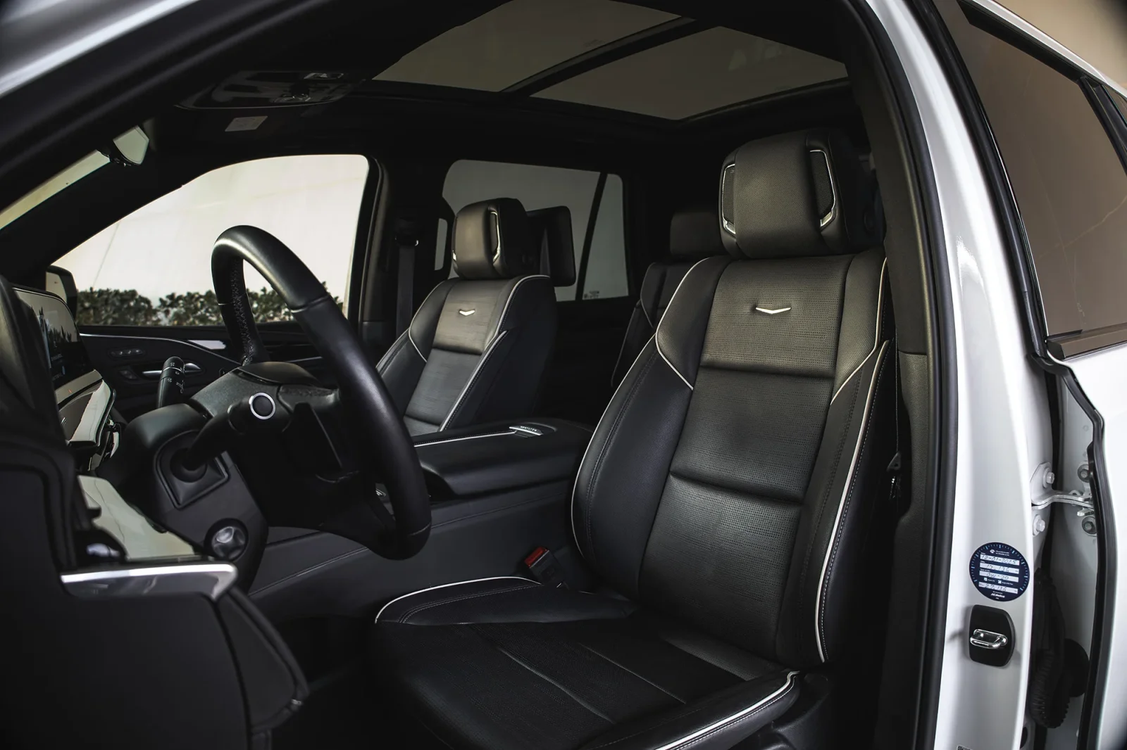 Kiralık Cadillac Escalade  Beyaz 2025 içinde Dubai - 5 