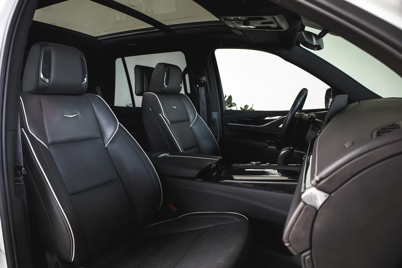 Kiralık Cadillac Escalade  Beyaz 2025 içinde Dubai - 10 