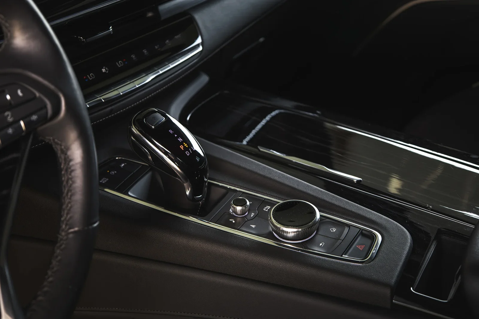 Kiralık Cadillac Escalade  Beyaz 2025 içinde Dubai - 9 