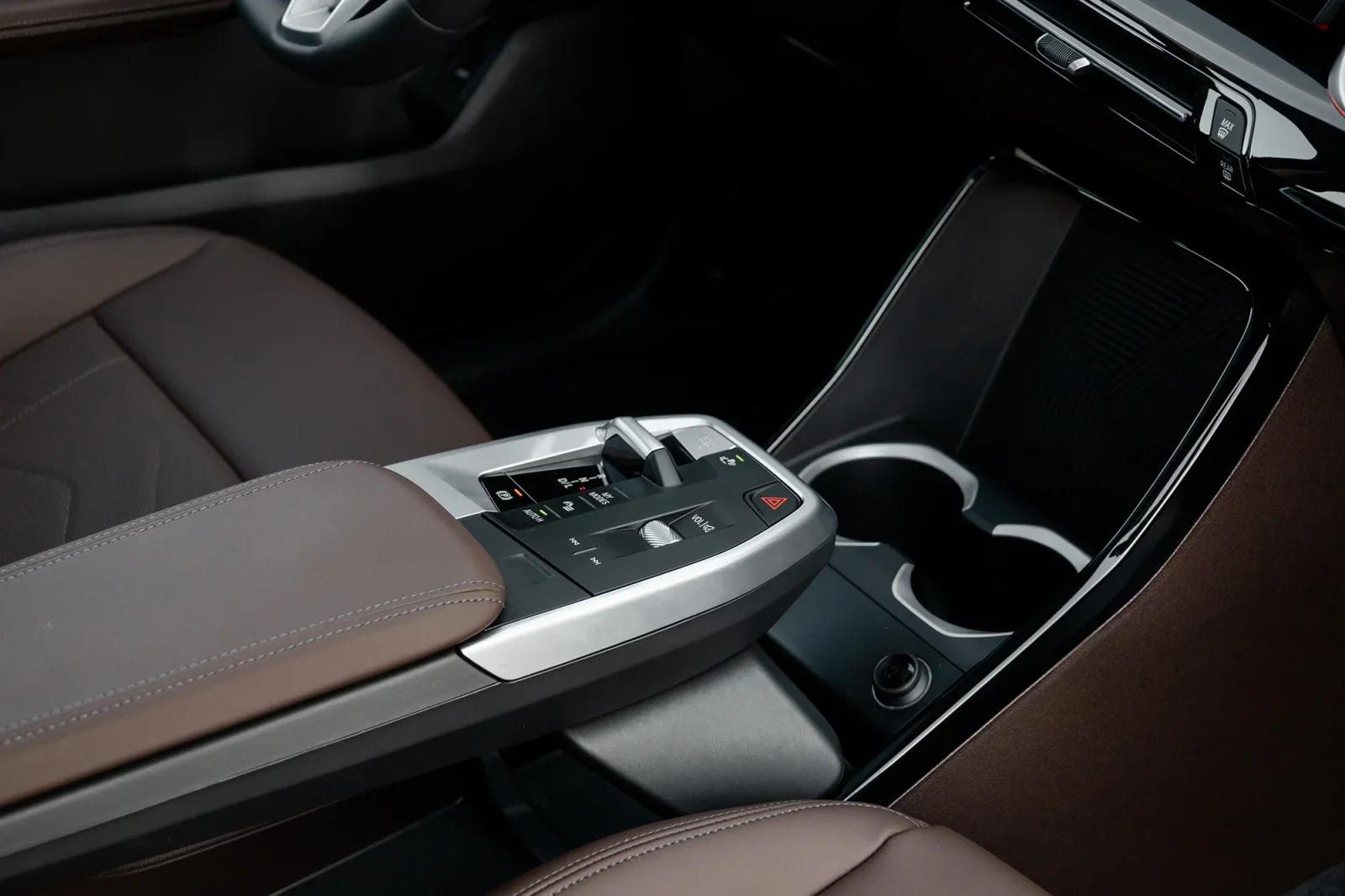 Loyer BMW X1  Noir 2024 en Dubai - 5 