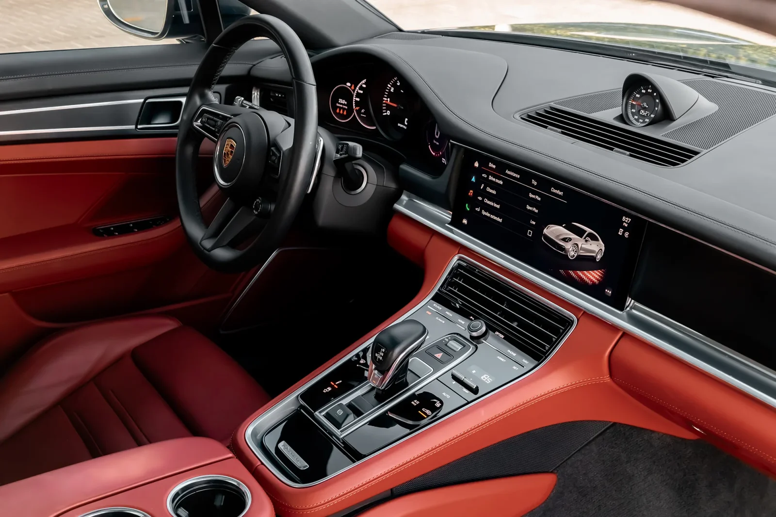 Kiralık Porsche Panamera  Gri 2023 içinde Dubai - 3 