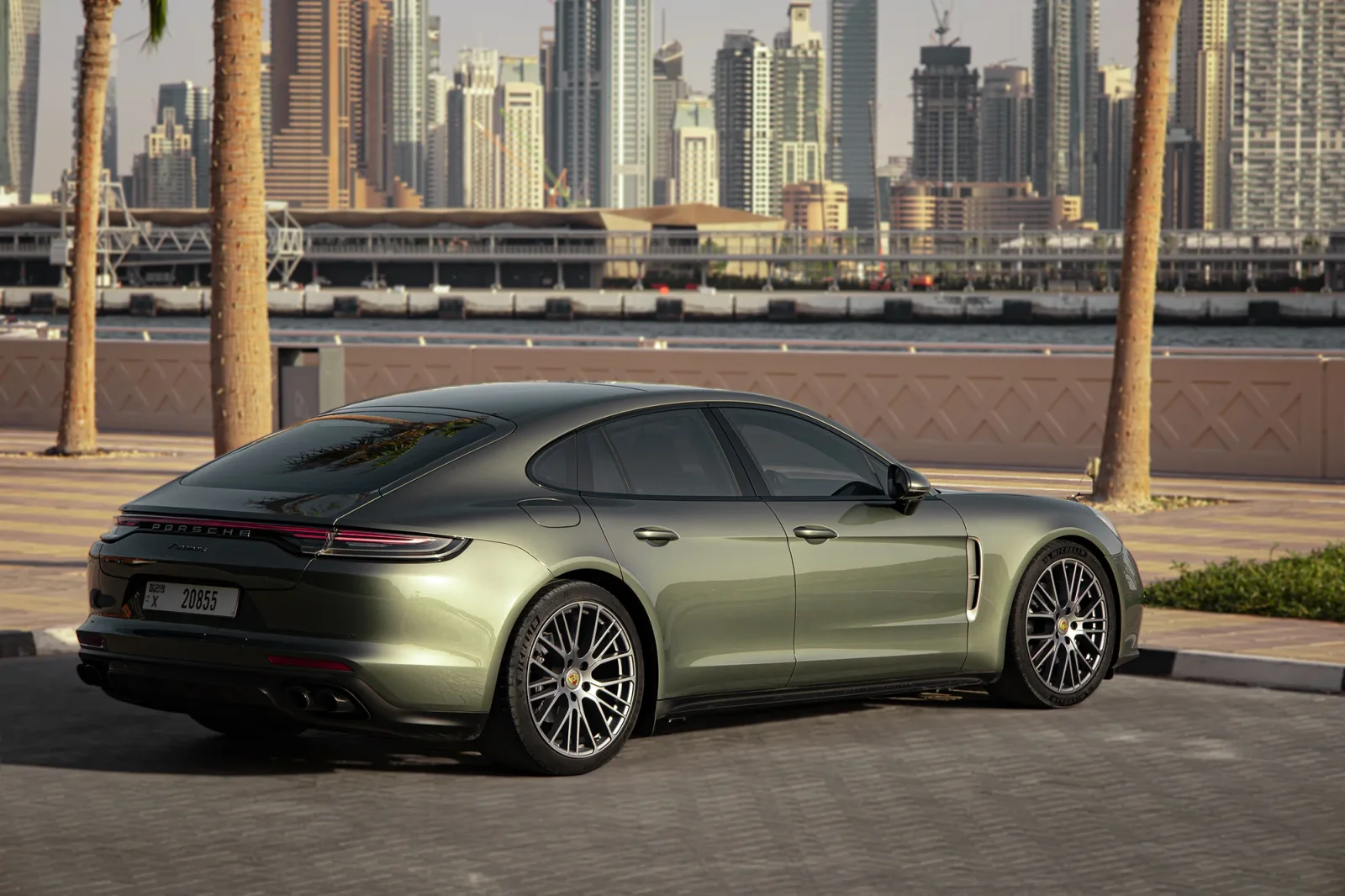 Kiralık Porsche Panamera  Gri 2023 içinde Dubai - 8 