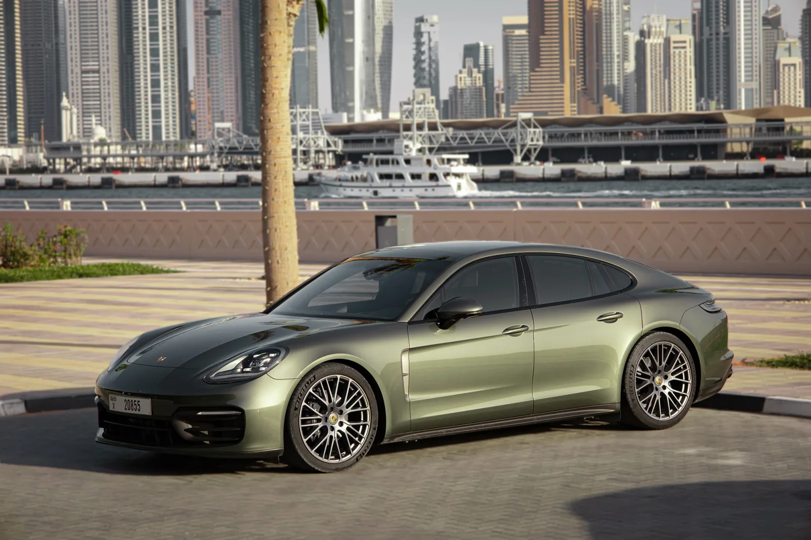 Kiralık Porsche Panamera  Gri 2023 içinde Dubai - 10 