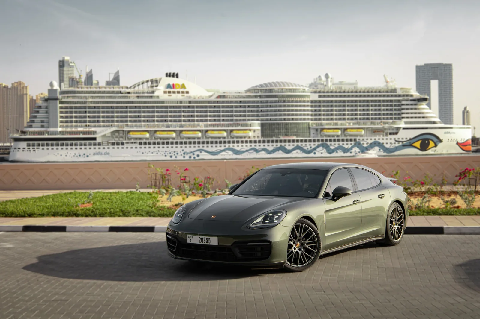 Kiralık Porsche Panamera  Gri 2023 içinde Dubai - 13 