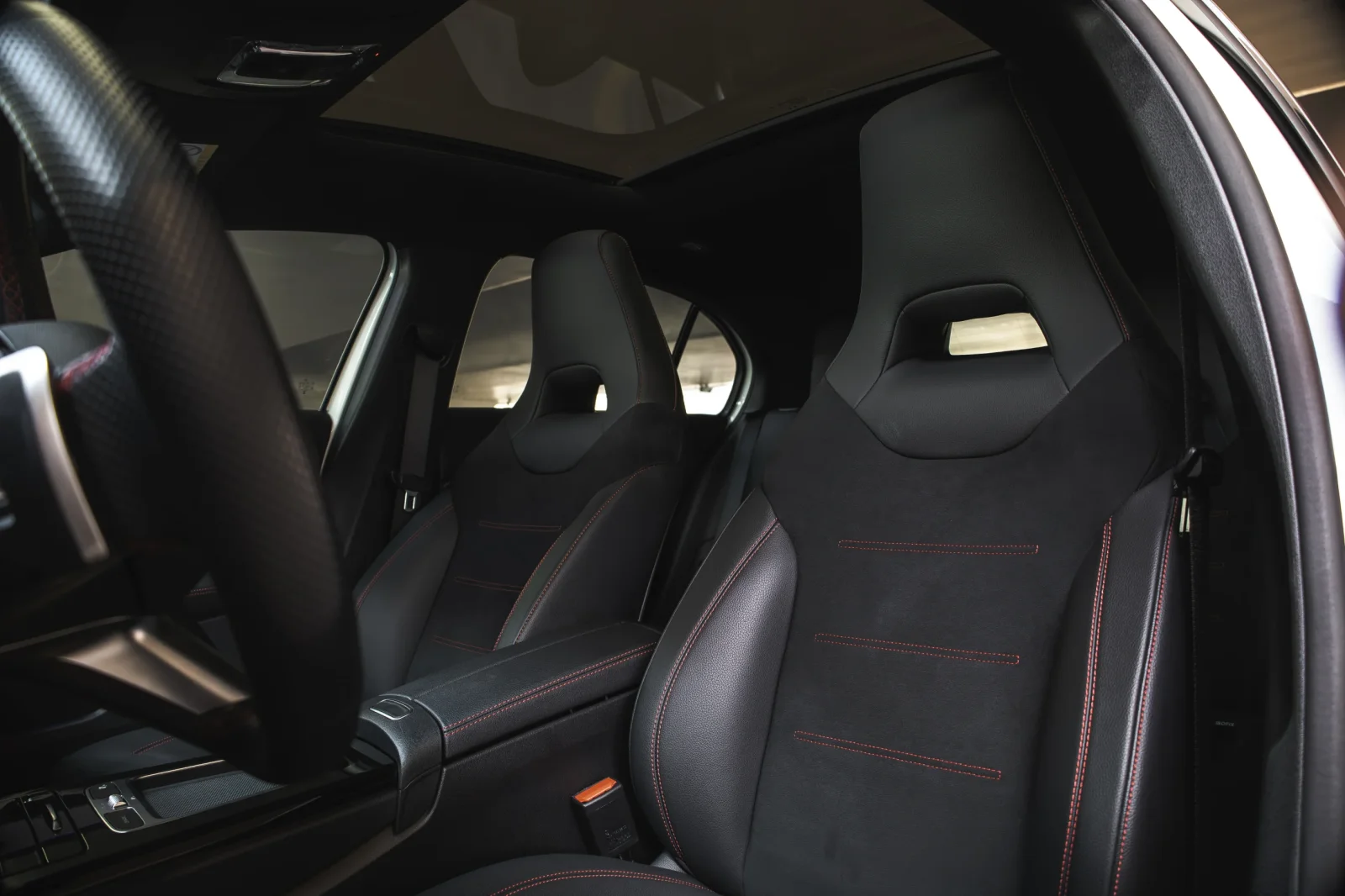 Alquiler Mercedes-Benz A-Class 200 Blanco 2024 en Dubái - 5 