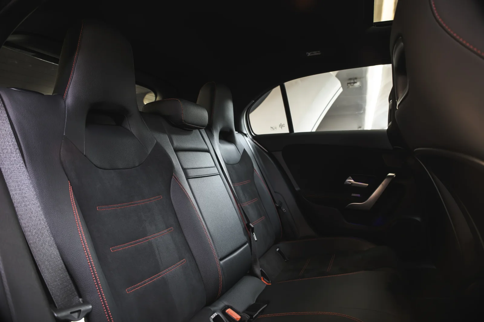 Alquiler Mercedes-Benz A-Class 200 Blanco 2024 en Dubái - 6 