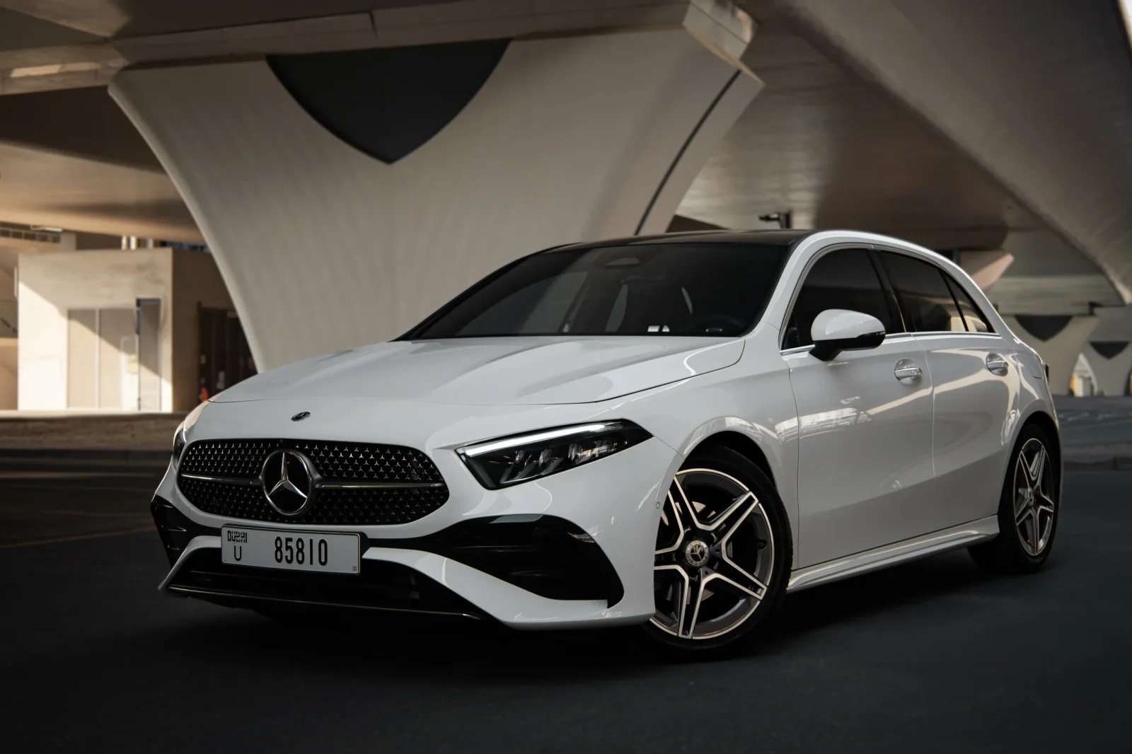 Alquiler Mercedes-Benz A-Class 200 Blanco 2024 en Dubái - 2 