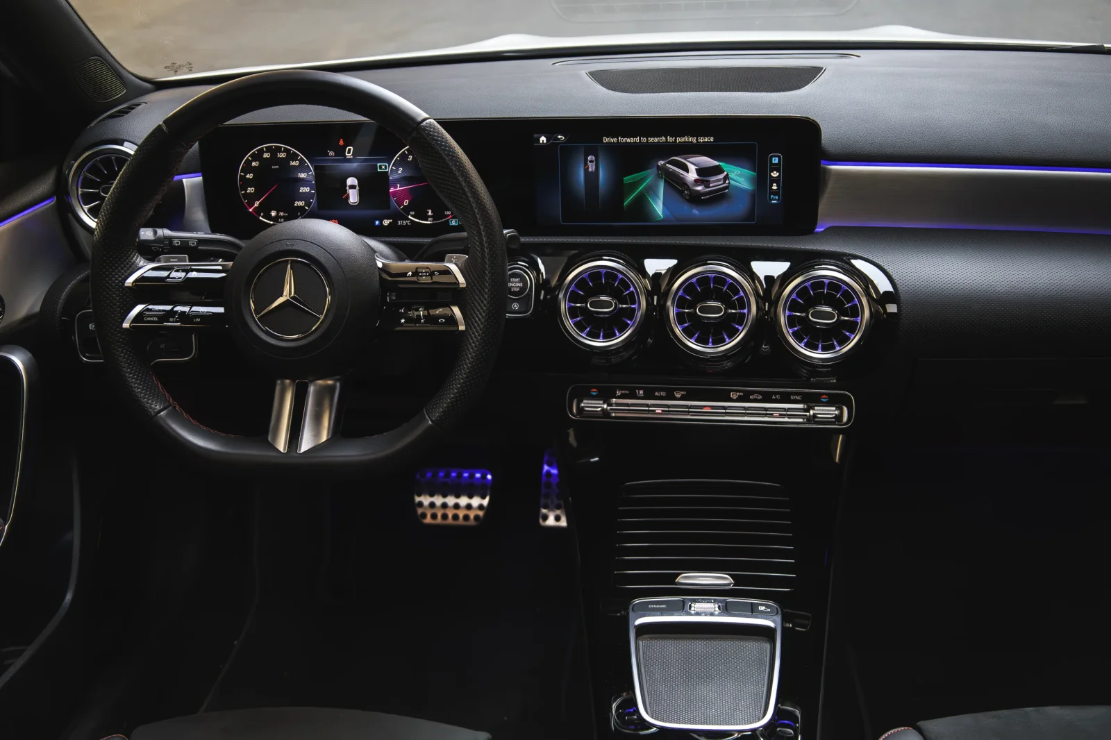 Alquiler Mercedes-Benz A-Class 200 Blanco 2024 en Dubái - 4 