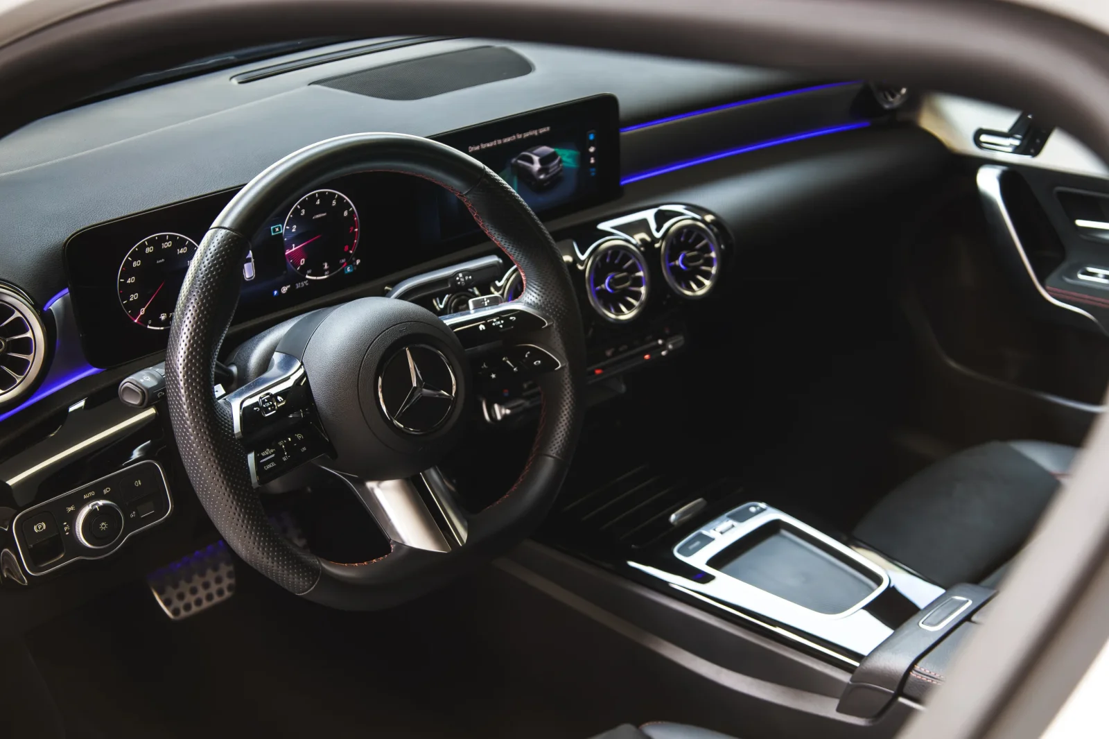 Alquiler Mercedes-Benz A-Class 200 Blanco 2024 en Dubái - 3 