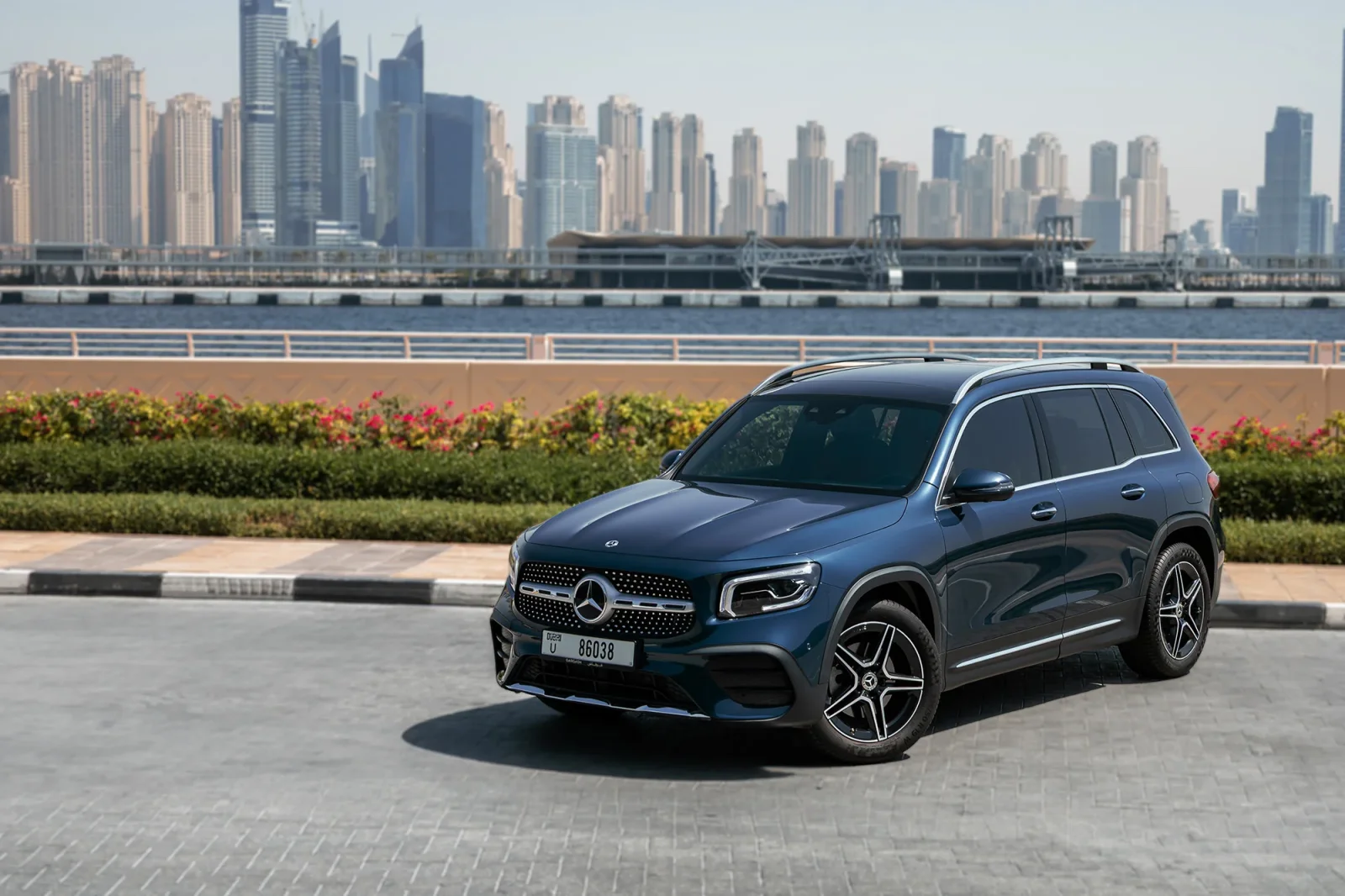 Alquiler Mercedes-Benz GLB-Class 250 Azul 2023 en Dubái