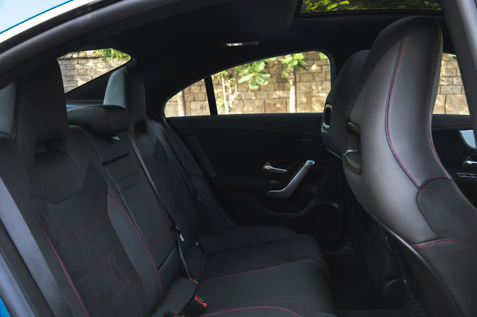 Huren Mercedes-Benz CLA-Class 4M Blauw 2024 in Dubai - 7 