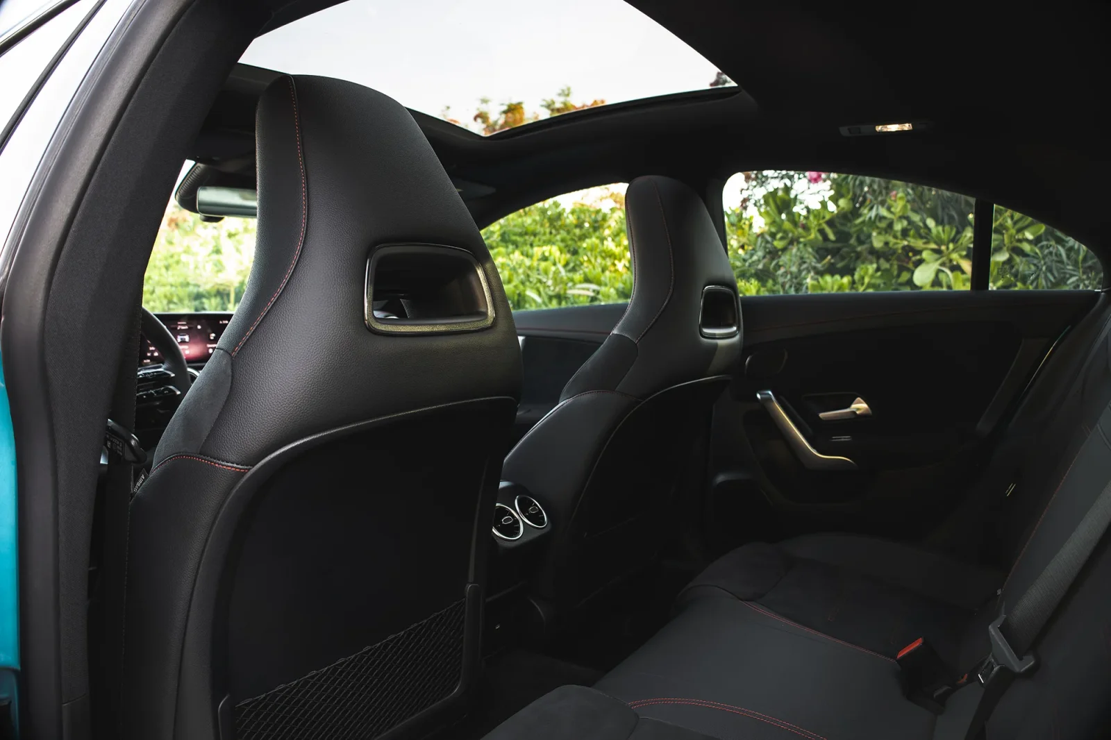 Huren Mercedes-Benz CLA-Class 4M Blauw 2024 in Dubai - 6 