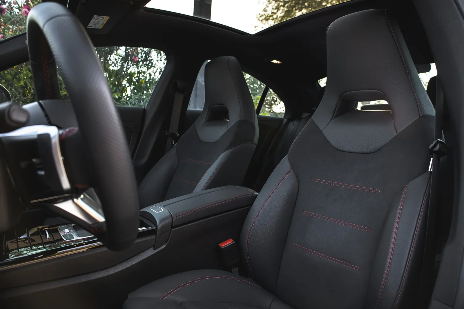 Huren Mercedes-Benz CLA-Class 4M Blauw 2024 in Dubai - 4 