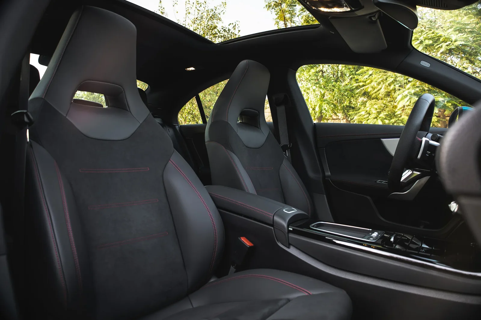 Huren Mercedes-Benz CLA-Class 4M Blauw 2024 in Dubai - 5 