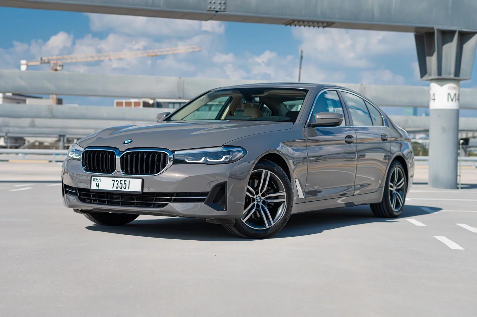 Alquiler BMW 5-Series 520i Gris 2021 en Dubái