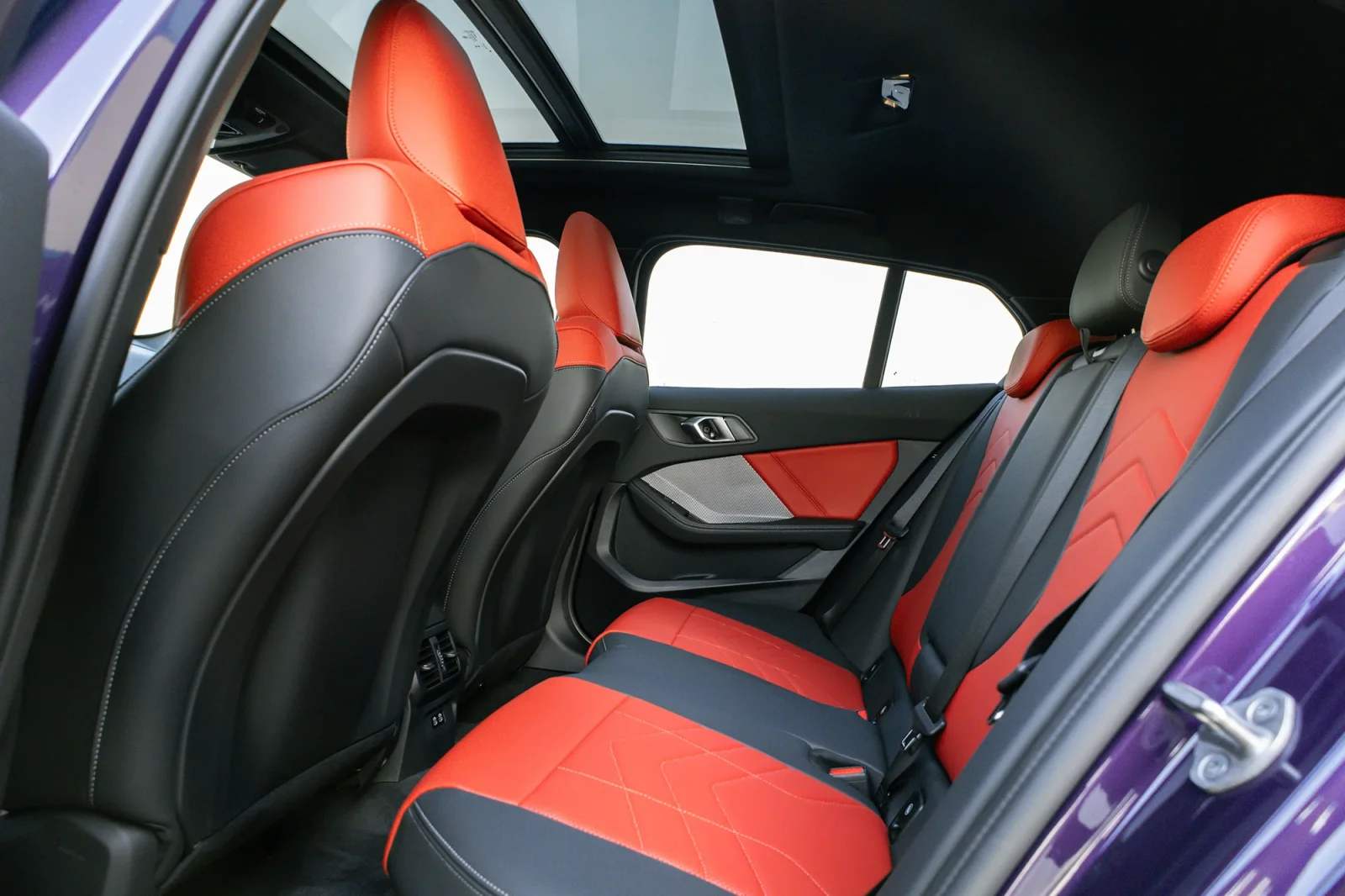 Miete BMW 1-Series 118i Violett 2025 in der Dubai - 9 