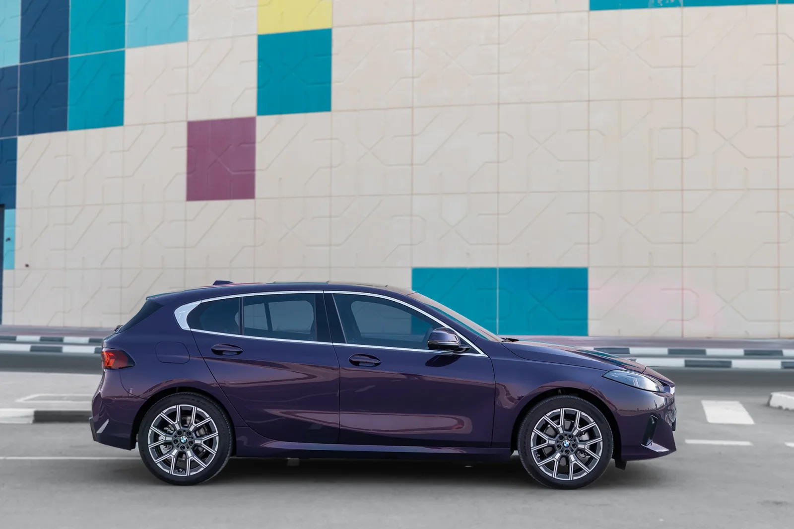 Miete BMW 1-Series 118i Violett 2025 in der Dubai - 8 