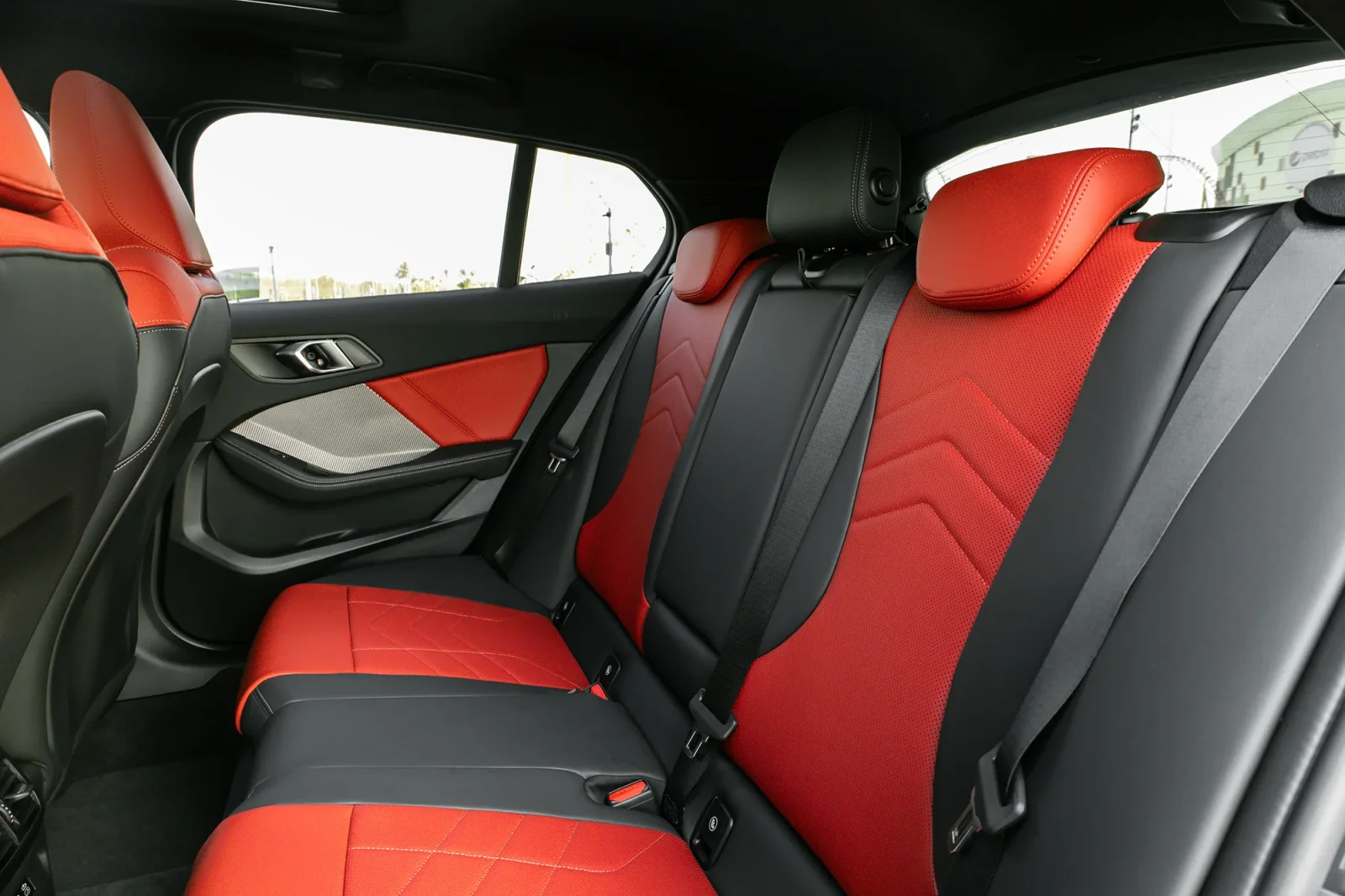 Miete BMW 1-Series 118i Violett 2025 in der Dubai - 11 