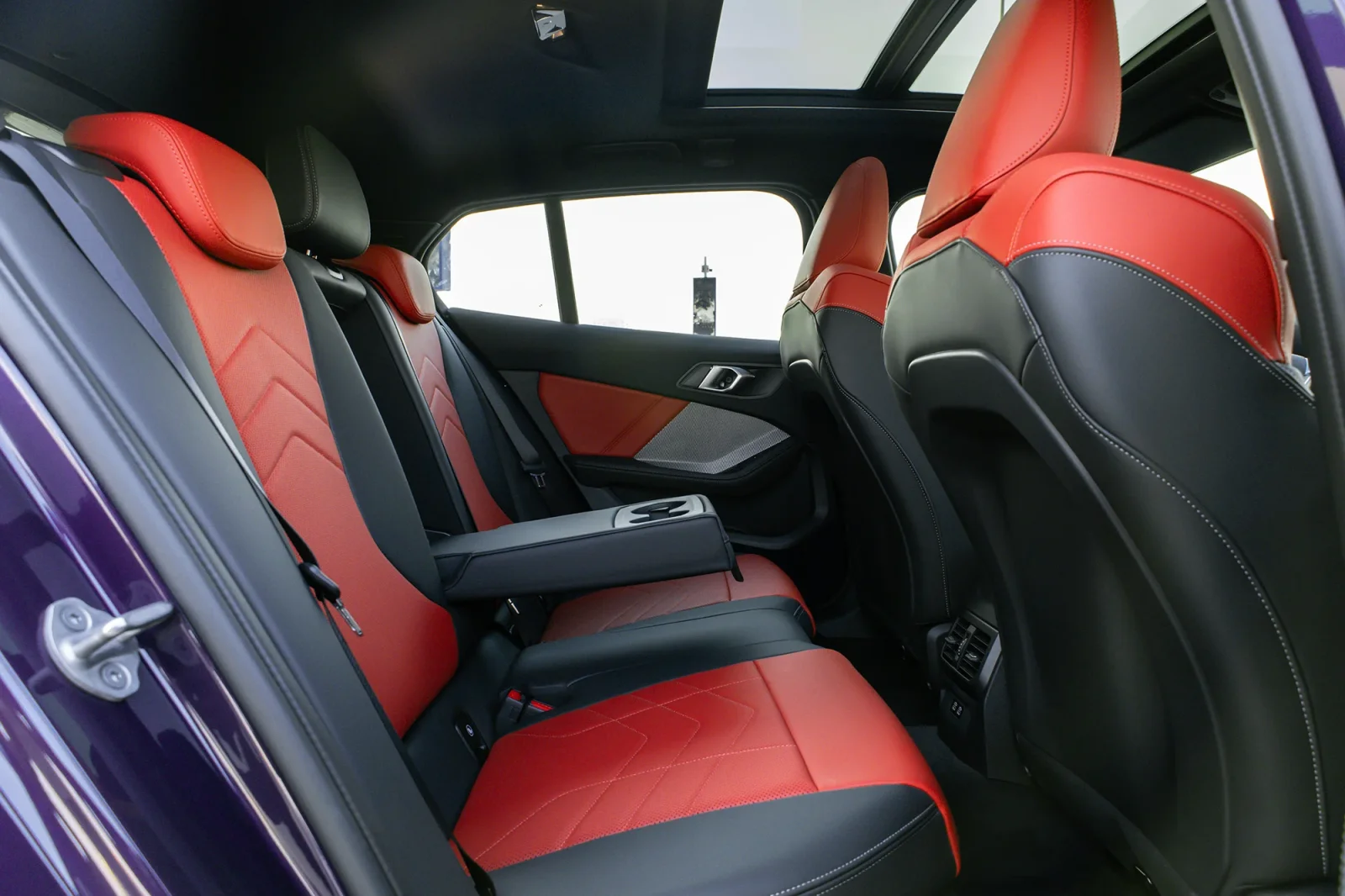 Miete BMW 1-Series 118i Violett 2025 in der Dubai - 10 