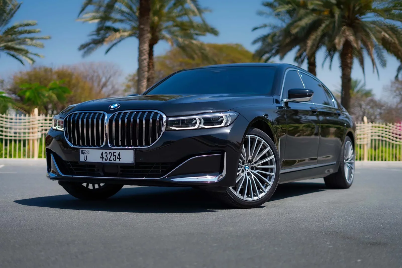 Alquiler BMW 7-Series 730li Negro 2021 en Dubái