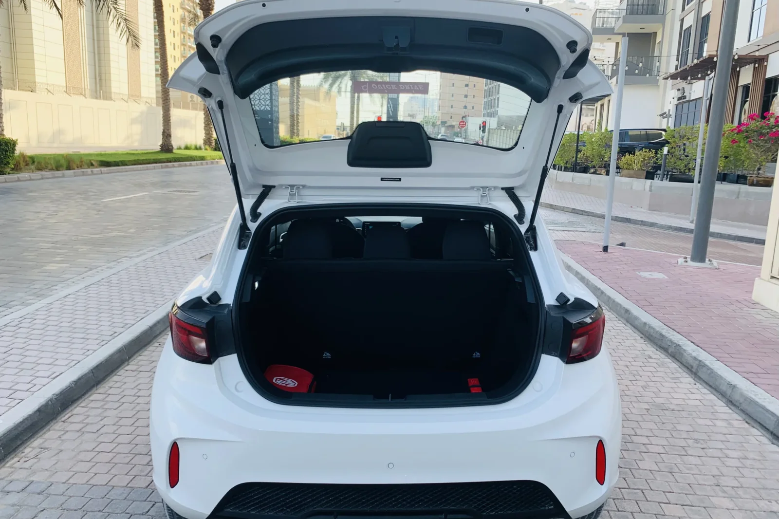 Kiralık MG 3  Beyaz 2025 içinde Dubai - 6 