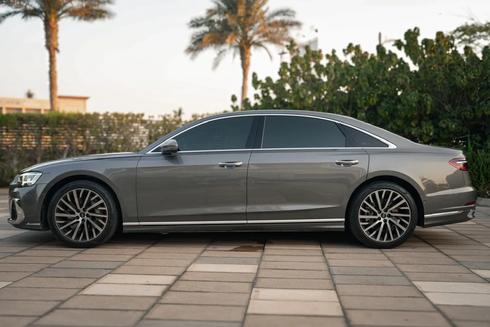 Kiralık Audi A8  Zeytin 2024 içinde Dubai