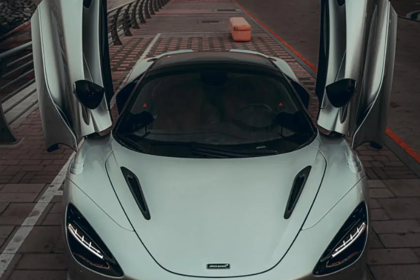 Huren McLaren 720S Mclaren 750S spider Zilver 2024 in Dubai