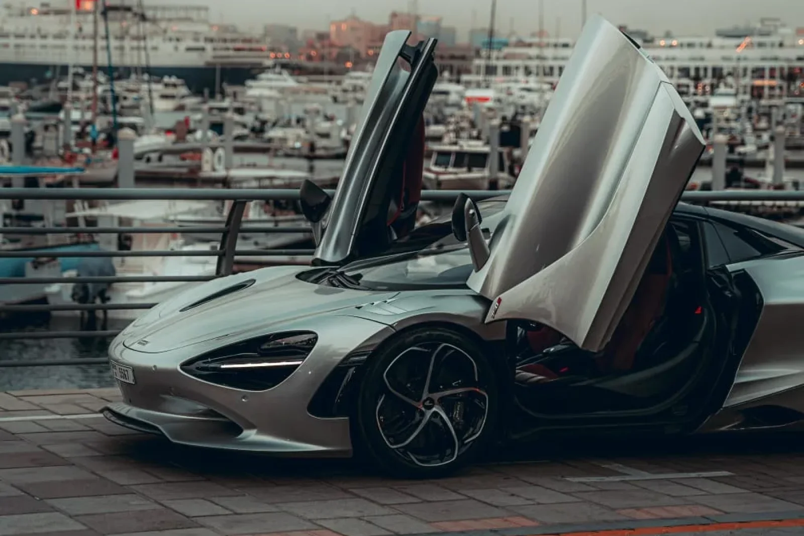 Huren McLaren 720S Mclaren 750S spider Zilver 2024 in Dubai