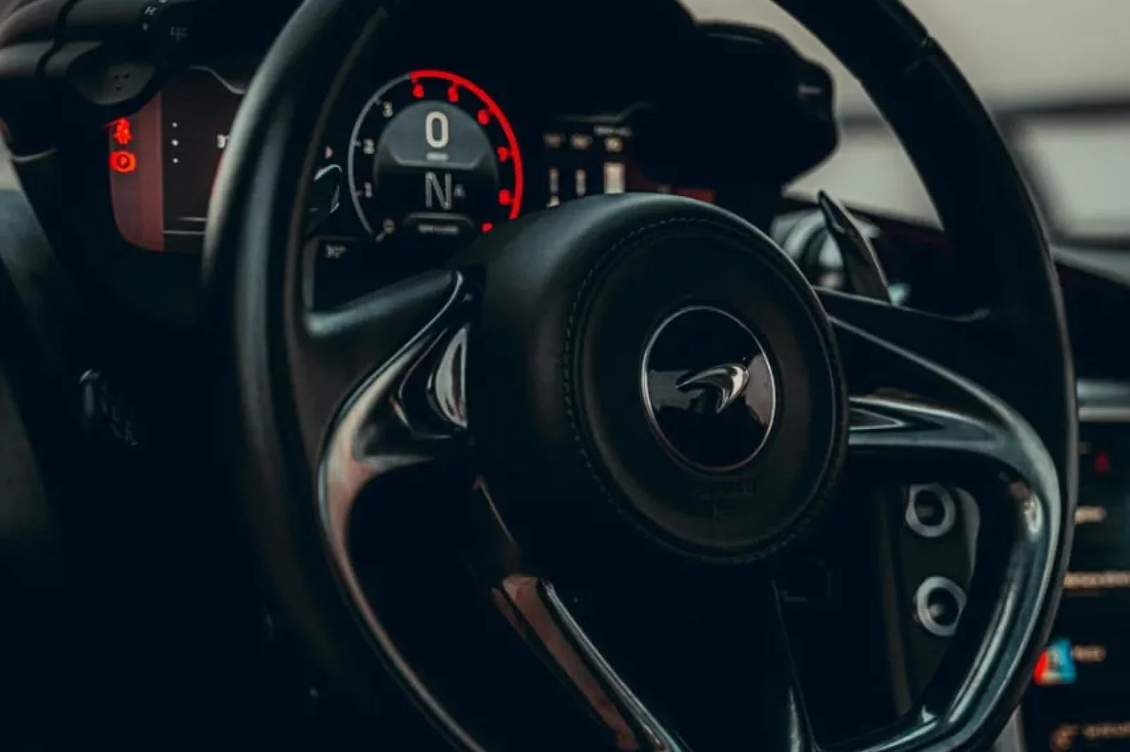 Huren McLaren 720S Mclaren 750S spider Zilver 2024 in Dubai