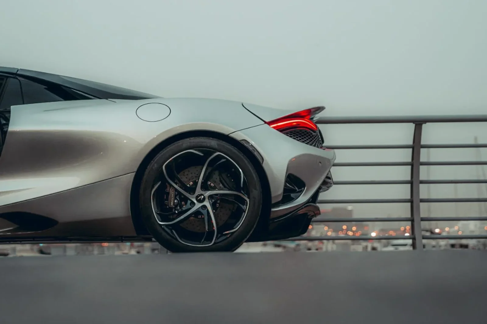 Huren McLaren 720S Mclaren 750S spider Zilver 2024 in Dubai