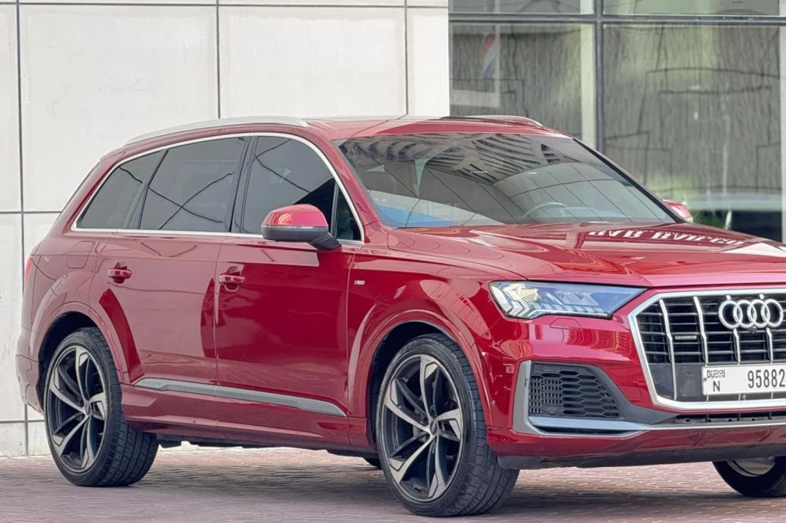 Kiralık Audi Q7  Kırmızı 2021 içinde Dubai